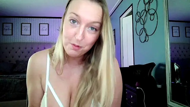 Snapshot of lucyallen4201 chatting on February 19, 5:49 pm lucyallen4201 online show from February 19, 5:49 pm