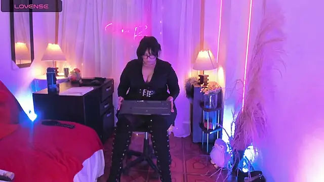 Venus R0se online show from April 5, 9:32 pm