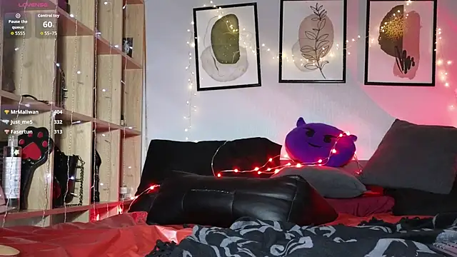 Snapshot of Devil_s_bride chatting on October 12, 6:31 pm Devil s bride online show from October 12, 6:31 pm