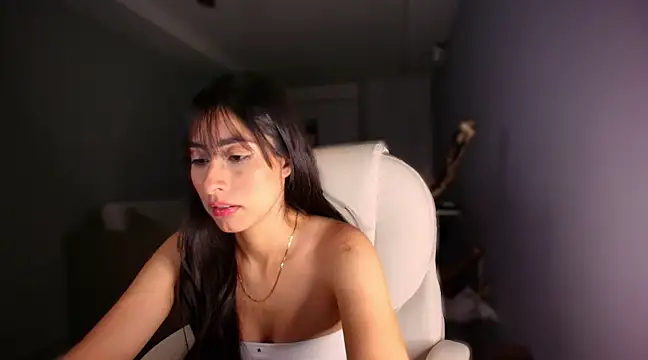 Snapshot of auroracaruso11 chatting on March 8, 12:00 am auroracaruso11 online show from March 8, 12:00 am