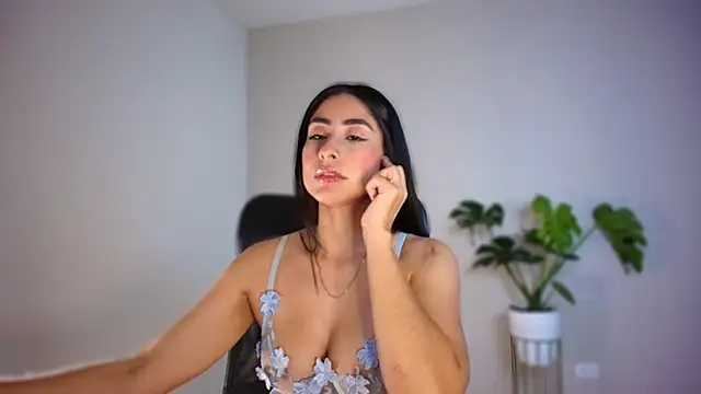 auroracaruso11 online show from January 6, 7:40 pm