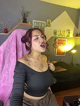 Snapshot of Liittleluaa_ chatting on February 12, 12:01 pm Liittleluaa online show from February 12, 12:01 pm