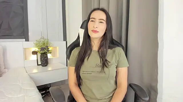 Snapshot of SaraGomez1 chatting on October 3, 2:18 pm SaraGomez1 online show from October 3, 2:18 pm