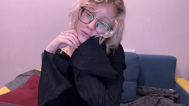 moundliicht1 online show from November 2, 7:52 pm