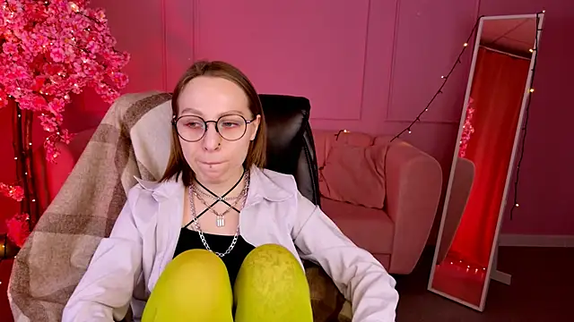 Snapshot of AphexQueen chatting on March 10, 3:20 pm AphexQueen online show from March 10, 3:20 pm