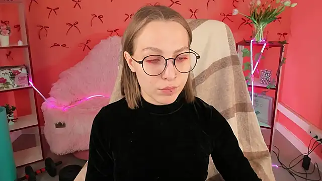 Snapshot of AphexQueen chatting on March 18, 9:12 am AphexQueen online show from March 18, 9:12 am