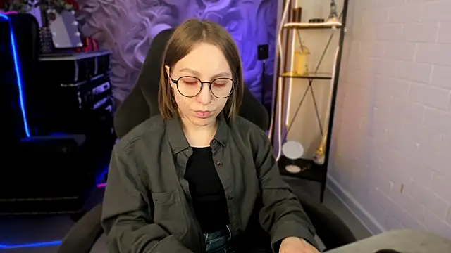 Snapshot of AphexQueen chatting on February 27, 9:07 am AphexQueen online show from February 27, 9:07 am