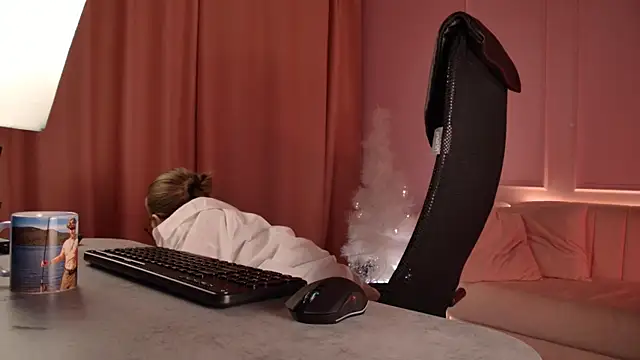 Snapshot of AphexQueen chatting on December 19, 10:17 am AphexQueen online show from December 19, 10:17 am