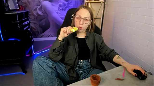 Snapshot of AphexQueen chatting on February 27, 12:12 pm AphexQueen online show from February 27, 12:12 pm