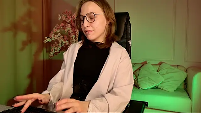 Snapshot of AphexQueen chatting on September 26, 9:16 am AphexQueen online show from September 26, 9:16 am