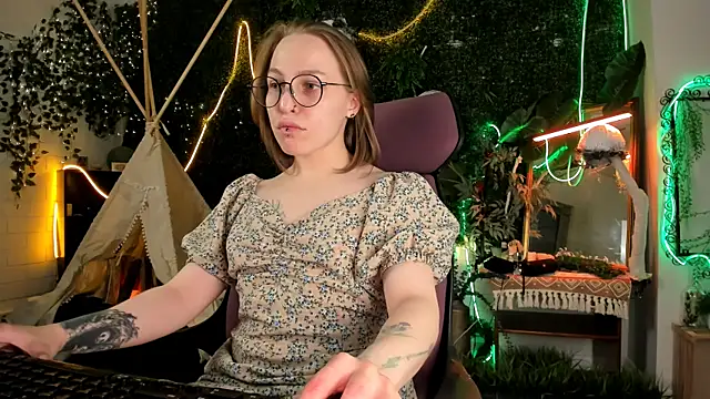 Snapshot of AphexQueen chatting on September 29, 10:44 am AphexQueen online show from September 29, 10:44 am