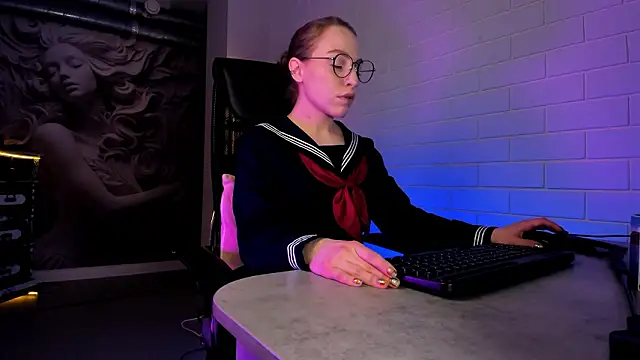 Snapshot of AphexQueen chatting on February 9, 9:07 am AphexQueen online show from February 9, 9:07 am