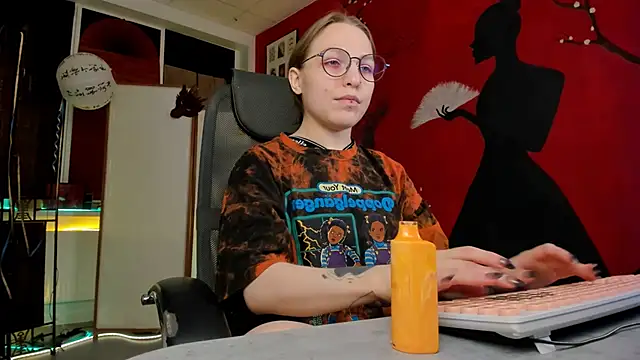 Snapshot of AphexQueen chatting on February 18, 3:31 pm AphexQueen online show from February 18, 3:31 pm