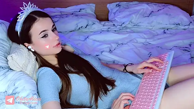 Snapshot of _OhitsMe chatting on December 4, 11:57 am OhitsMe online show from December 4, 11:57 am