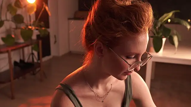 EsmaCrumbley online show from March 4, 4:20 am