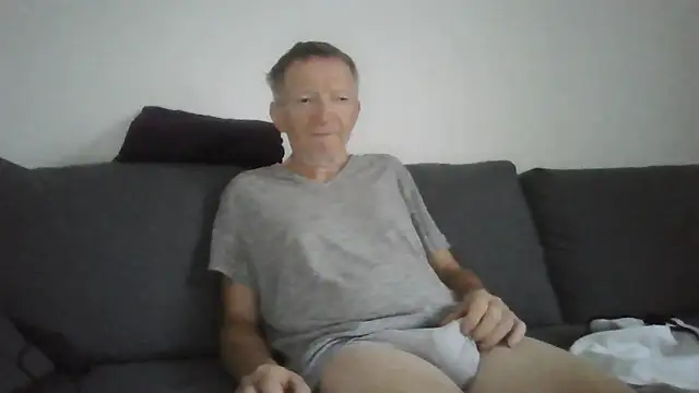 Snapshot of naturiste974 chatting on June 3, 4:46 am naturiste974 online show from June 3, 4:46 am