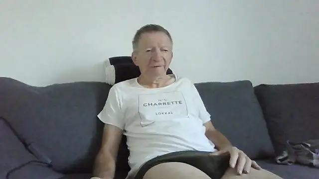 Snapshot of naturiste974 chatting on June 7, 5:23 am naturiste974 online show from June 7, 5:23 am