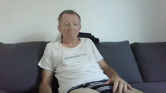 Snapshot of naturiste974 chatting on June 18, 5:28 am naturiste974 online show from June 18, 5:28 am