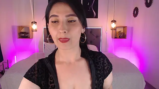 Snapshot of emily_leinner chatting on November 12, 3:05 pm emily leinner online show from November 12, 3:05 pm