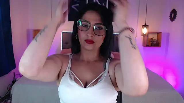 Snapshot of emily_leinner chatting on November 2, 2:44 pm emily leinner online show from November 2, 2:44 pm