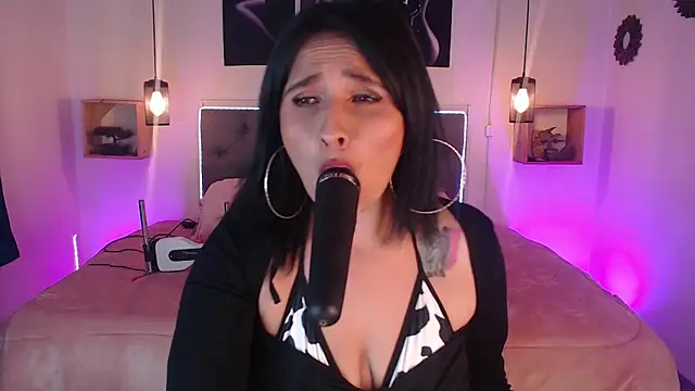 Snapshot of emily_leinner chatting on October 30, 2:58 pm emily leinner online show from October 30, 2:58 pm