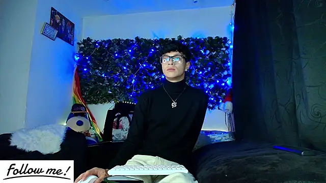 Snapshot of twink_sebas_ chatting on January 10, 5:05 am twink sebas online show from January 10, 5:05 am