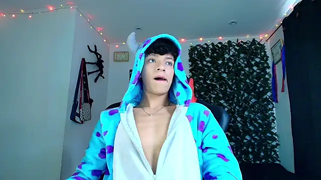 Snapshot of twink_sebas_ chatting on February 3, 4:10 pm twink sebas online show from February 3, 4:10 pm