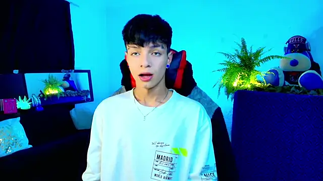 Snapshot of twink_sebas_ chatting on October 8, 4:47 am twink sebas online show from October 8, 4:47 am