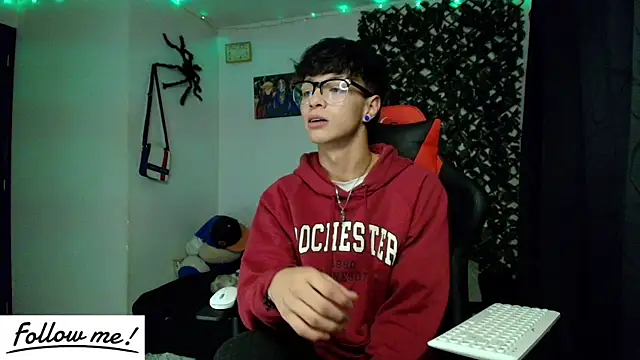 Snapshot of twink_sebas_ chatting on January 22, 6:10 am twink sebas online show from January 22, 6:10 am