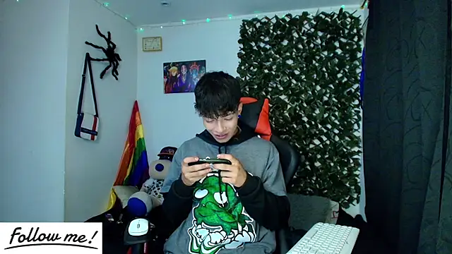Snapshot of twink_sebas_ chatting on January 18, 12:35 am twink sebas online show from January 18, 12:35 am
