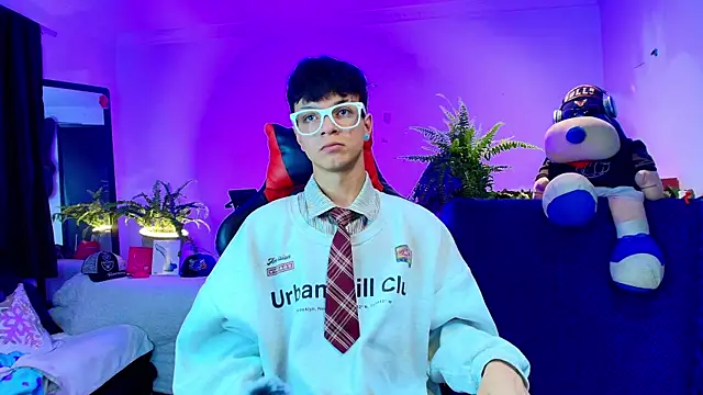 Snapshot of twink_sebas_ chatting on October 12, 7:21 am twink sebas online show from October 12, 7:21 am