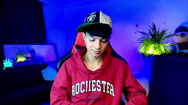 Snapshot of twink_sebas_ chatting on October 10, 12:55 am twink sebas online show from October 10, 12:55 am