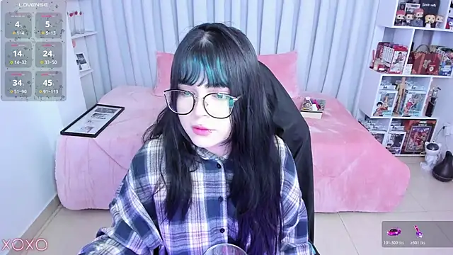 Snapshot of misshoneyxxx chatting on June 5, 4:06 am misshoneyxxx online show from June 5, 4:06 am