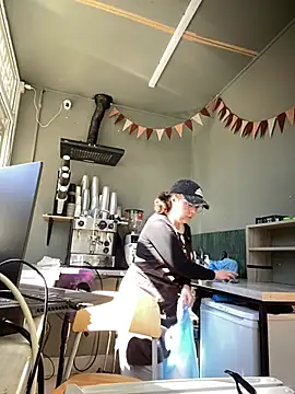 Snapshot of cinnabon_ chatting on July 16, 12:24 pm cinnabon online show from July 16, 12:24 pm