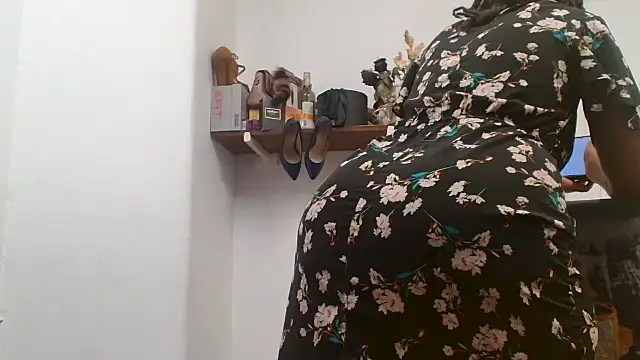 Snapshot of xTALLSEXYBUMx chatting on October 28, 5:56 pm xTALLSEXYBUMx online show from October 28, 5:56 pm