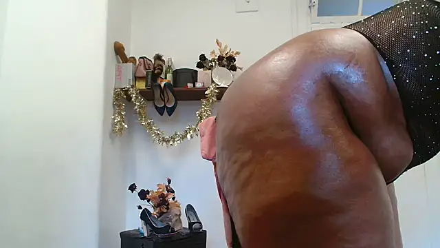 Snapshot of xTALLSEXYBUMx chatting on December 5, 4:11 am xTALLSEXYBUMx online show from December 5, 4:11 am