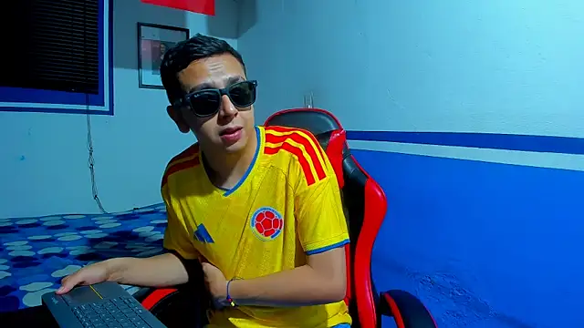 Snapshot of maxowens_oficial chatting on June 18, 8:02 am maxowens oficial online show from June 18, 8:02 am