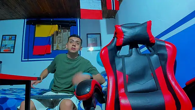 Snapshot of maxowens_oficial chatting on March 8, 7:17 pm maxowens oficial online show from March 8, 7:17 pm