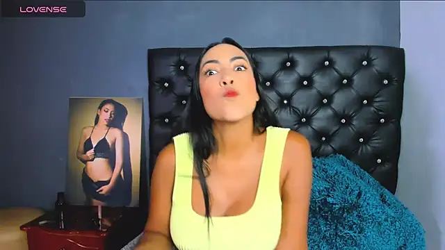 Snapshot of catalinamuss_ chatting on June 11, 5:32 pm catalinamuss online show from June 11, 5:32 pm