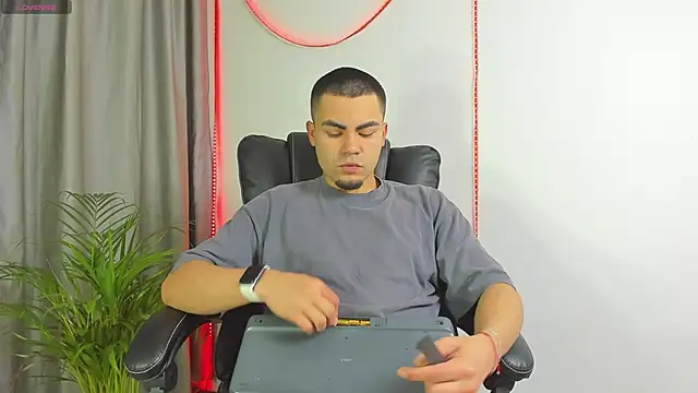 kalivan voinesscu online show from October 13, 7:54 am