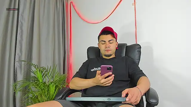 kalivan voinesscu online show from December 1, 8:04 am