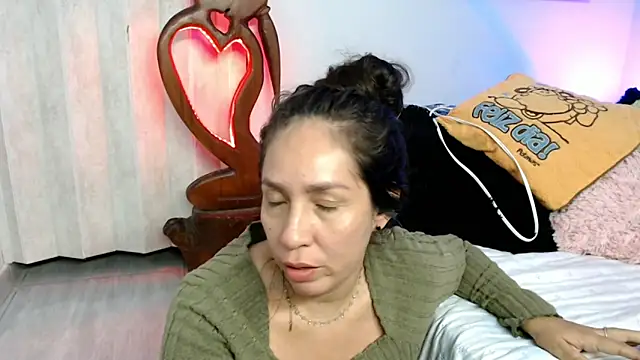 Snapshot of naihroby chatting on February 17, 5:49 am naihroby online show from February 17, 5:49 am