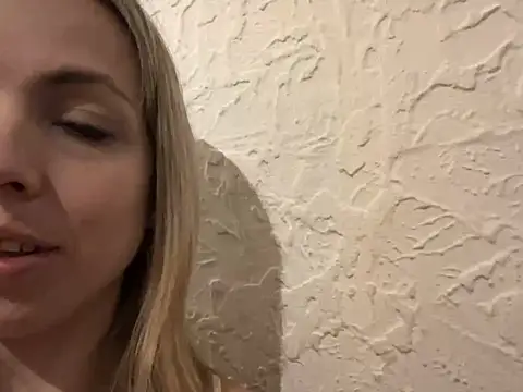 Snapshot of Annelibre chatting on January 1, 9:41 pm Annelibre online show from January 1, 9:41 pm