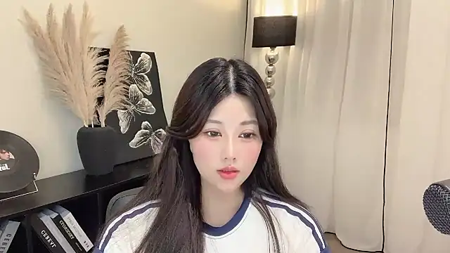 Snapshot of Strawberrybabyy1 chatting on March 13, 5:50 pm Strawberrybabyy1 online show from March 13, 5:50 pm