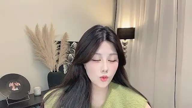 Snapshot of Strawberrybabyy1 chatting on March 7, 1:40 pm Strawberrybabyy1 online show from March 7, 1:40 pm