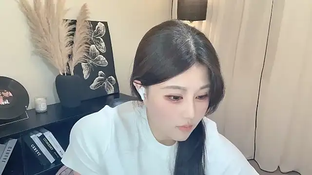 Snapshot of Strawberrybabyy1 chatting on March 10, 12:28 pm Strawberrybabyy1 online show from March 10, 12:28 pm