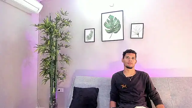 Snapshot of miaa_lux chatting on February 13, 7:10 pm miaa lux online show from February 13, 7:10 pm