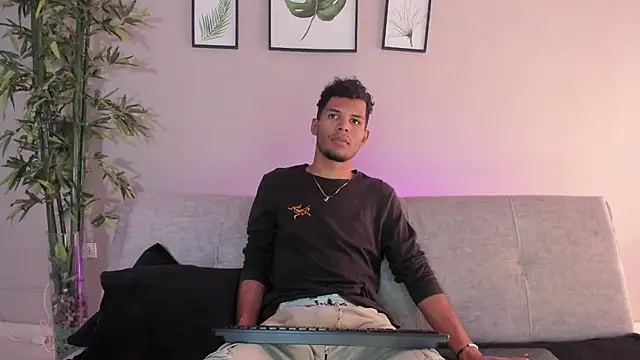 Snapshot of miaa_lux chatting on February 6, 6:56 pm miaa lux online show from February 6, 6:56 pm