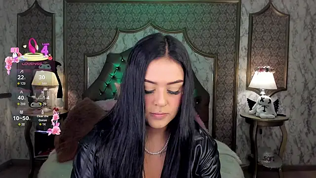 Snapshot of SoffiQueen chatting on June 1, 2:06 pm SoffiQueen online show from June 1, 2:06 pm