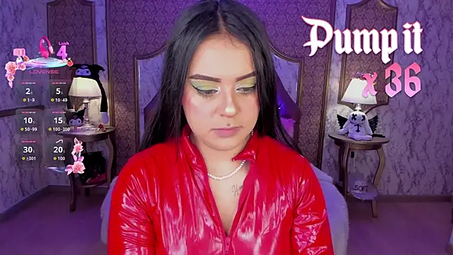 Snapshot of SoffiQueen chatting on May 6, 1:37 pm SoffiQueen online show from May 6, 1:37 pm
